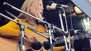 Die Kanadierin Joni Mitchell bei einen Auftritt 1970 Die Kanadierin Joni Mitchell bei einen Auftritt 1970