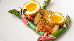 Das Restaurant 'Madame Brasserie' im Eiffelturm ermöglicht einen Blick über Paris. Das Restaurant 'Madame Brasserie' im Eiffelturm ermöglicht einen Blick über Paris.