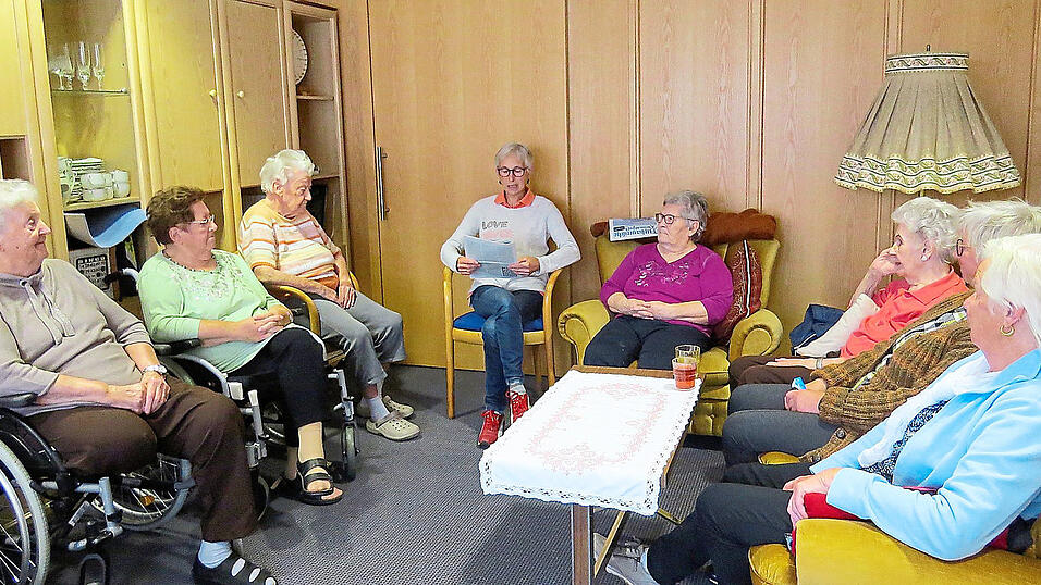 Aufmerksam lauschen die Senioren Vorleserin Marianne Jubelt.
