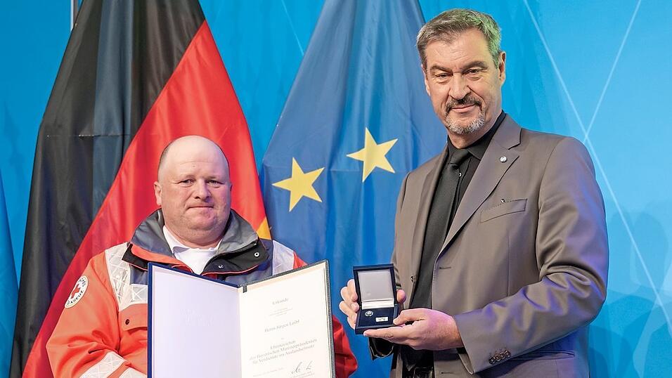 Markus Söder übergab bei der Verleihung eines der Ehrenzeichen an Jürgen Loibl für seine Einsätze in der Ukraine und der Türkei. Markus Söder übergab bei der Verleihung eines der Ehrenzeichen an Jürgen Loibl für seine Einsätze in der Ukraine und der Türkei.