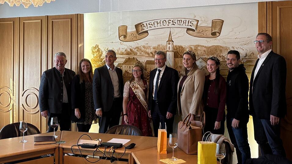 Hoher Besuch in Bischofsmais: Weinkönigin Antonia Kraiß (4.v.r.), Weinprinzessin von Neuses am Berg, Julia Mangold, (3.v.r.) und Mostkönigin Christina Eder (4.v.l.). Hoher Besuch in Bischofsmais: Weinkönigin Antonia Kraiß (4.v.r.), Weinprinzessin von Neuses am Berg, Julia Mangold, (3.v.r.) und Mostkönigin Christina Eder (4.v.l.).