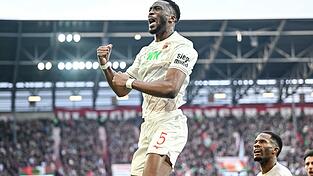 Chrislain Matsima beschert dem FC Augsburg das 1:0.