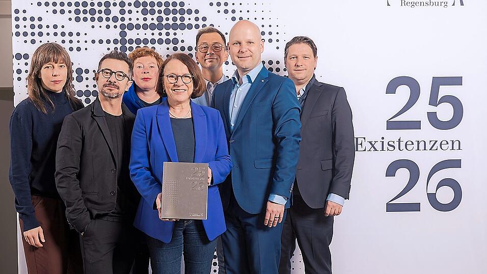 Oda Zuschneid (von links), Wagner Moreira, Antje Thoms, OB Gertrud Maltz-Schwarzfischer, Ronny Scholz, Intendant Sebastian Ritschel und der kaufmännische Leiter Matthias Schloderer informierten über den neuen Spielplan für die kommende Saison. 'Existenzen' lautet das Motto für die Saison ab September 2025. Oda Zuschneid (von links), Wagner Moreira, Antje Thoms, OB Gertrud Maltz-Schwarzfischer, Ronny Scholz, Intendant Sebastian Ritschel und der kaufmännische Leiter Matthias Schloderer informierten über den neuen Spielplan für die kommende Saison. 'Existenzen' lautet das Motto für die Saison ab September 2025.