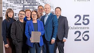 Oda Zuschneid (von links), Wagner Moreira, Antje Thoms, OB Gertrud Maltz-Schwarzfischer, Ronny Scholz, Intendant Sebastian Ritschel und der kaufmännische Leiter Matthias Schloderer informierten über den neuen Spielplan für die kommende Saison. 'Existenzen' lautet das Motto für die Saison ab September 2025.