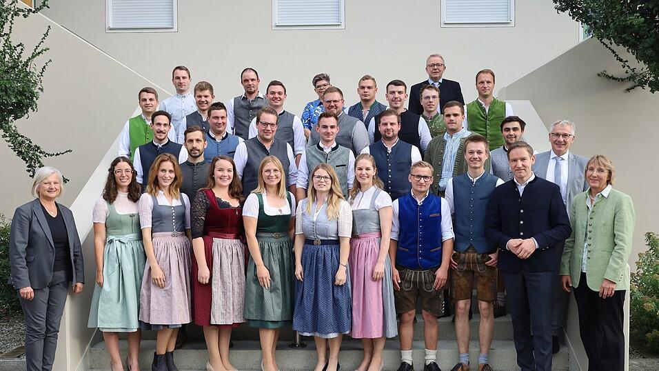 Die Absolventen des Landkreises Dingolfing-Landau mit den Grußrednern und Ehrengästen sowie Regierungspräsident Rainer Haselbeck (2. v. r.)