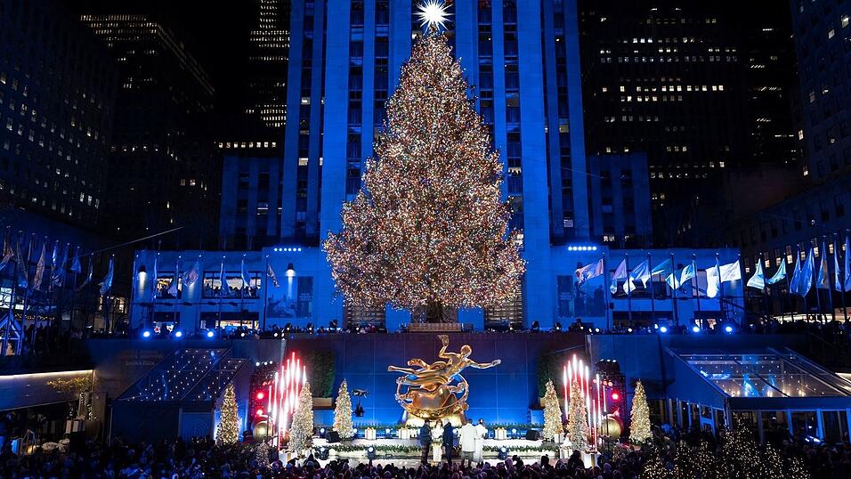Der hell erleuchtete Weihnachtsbaum am Rockefeller Center gehört fest zum traditionellen Weihnachtsprogramm der Millionenmetropole New York. Der hell erleuchtete Weihnachtsbaum am Rockefeller Center gehört fest zum traditionellen Weihnachtsprogramm der Millionenmetropole New York.
