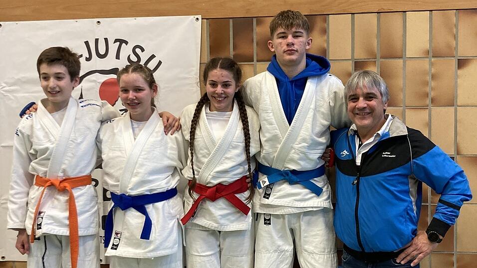 Trainer Lothar Lehermeier (r.) mit den bei den Bayerischen Meisterschaften erfolgreichen JJSC-Athleten: (v.l.) Niklas Weise, Sabrina Grum, Leyla Akg&uuml;n und Viktor Martinow.