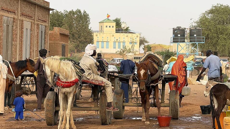 Die Grenzstadt Adré im Osten des Tschad ist für viele Flüchtlinge aus Darfur ein erster Anlaufpunkt nach der Flucht aus dem Krieg. Die Grenzstadt Adré im Osten des Tschad ist für viele Flüchtlinge aus Darfur ein erster Anlaufpunkt nach der Flucht aus dem Krieg.