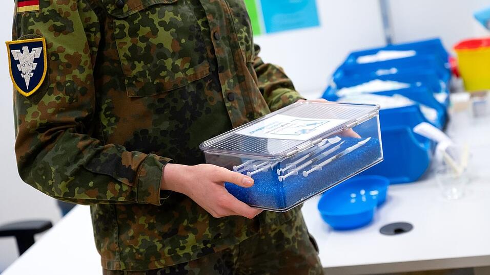 Soldaten und Soldatinnen m&uuml;ssen sich gegen eine ganze Reihe von Krankheiten impfen lassen, wenn keine besonderen gesundheitlichen Gr&uuml;nde dagegensprechen. (Symbolbild)