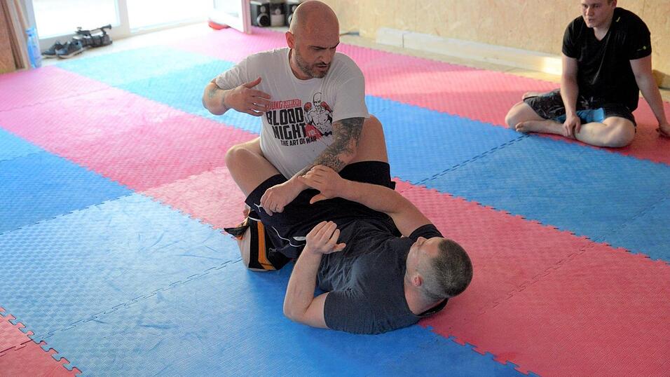 Sinnloses Prügeln? Beim Kampfsport MMA kommt es auch auf die Technik und die geistige und körperliche Fitness an. Sinnloses Prügeln? Beim Kampfsport MMA kommt es auch auf die Technik und die geistige und körperliche Fitness an.