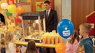 Bei der Sparkasse Niederbayern-Mitte in der Hauptstraße gibt es neben Kinderschminken und einem Geschenke-Stand eine Popcorn-Maschine, die auf die Kinder schon zum Wochenstart eine magische Anziehungskraft hatte. Bei der Sparkasse Niederbayern-Mitte in der Hauptstraße gibt es neben Kinderschminken und einem Geschenke-Stand eine Popcorn-Maschine, die auf die Kinder schon zum Wochenstart eine magische Anziehungskraft hatte.
