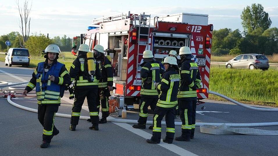 Auf der A3 bei Metten ist ein Lastwagen in Vollbrand geraten. Die Fahrbahn Richtung Passau wurde komplett gesperrt.
