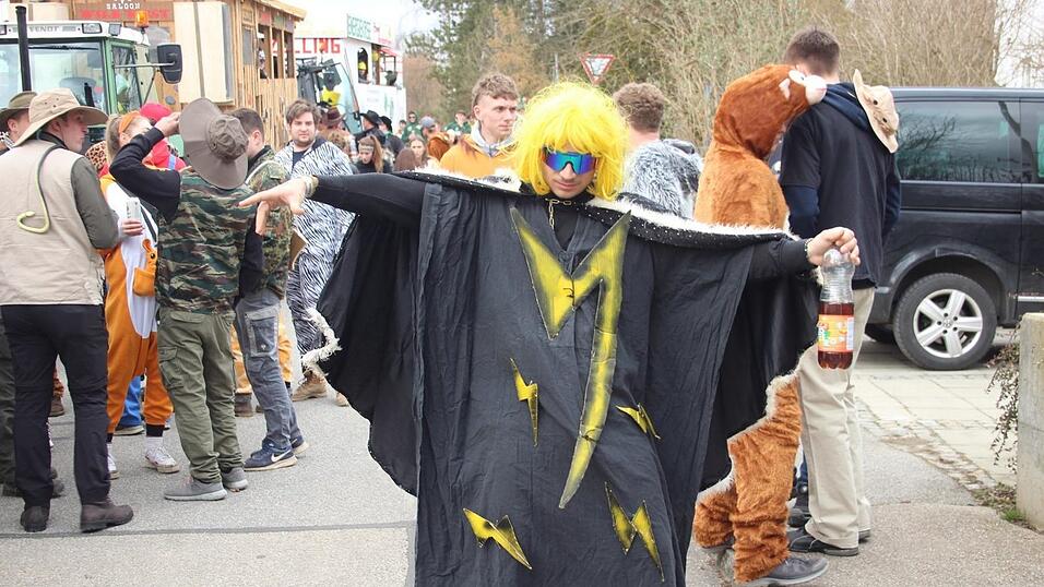 Viele Faschings-Fans haben sich am Samstag den Umzug in Langenbach angesehen. Viele Faschings-Fans haben sich am Samstag den Umzug in Langenbach angesehen.