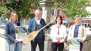 Das Paddel für das Drachenbootrennen hat Bürgermeister Markus Ackermann schon mal rausgeholt; mit einem abwechslungsreichen Rahmenprogramm haben Heike Dannerbeck, Manuela Schmidt und ihre tschechische Kollegin Zuzana Langpaulová die Weichen gut gestellt.