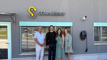 Freuen sich auf ihr gro&szlig;es Firmenjubil&auml;um (v. l.): Werner Schmelmer, Gesch&auml;ftsf&uuml;hrer Sebastian Baumgartner und Prokuristin Ramona Schmelmer Baumgartner sowie Maree Schmelmer.