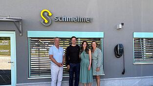 Freuen sich auf ihr großes Firmenjubiläum (v. l.): Werner Schmelmer, Geschäftsführer Sebastian Baumgartner und Prokuristin Ramona Schmelmer Baumgartner sowie Maree Schmelmer. Freuen sich auf ihr großes Firmenjubiläum (v. l.): Werner Schmelmer, Geschäftsführer Sebastian Baumgartner und Prokuristin Ramona Schmelmer Baumgartner sowie Maree Schmelmer.