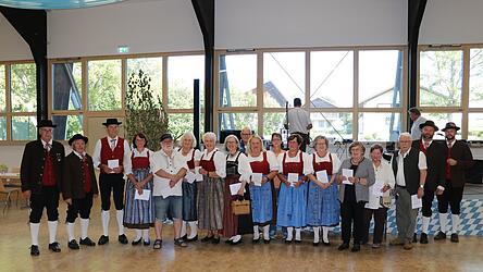 Diese Mitglieder sind bereits über 50 Jahre dem Verein treu. Mit im Bild die Vorsitzenden Josef Schmidt (l.) sowie Martin Kloos und Andreas Dorner (vorne r.) sowie Ehrenvorsitzender Josef Lewicky (2.v.l.)
