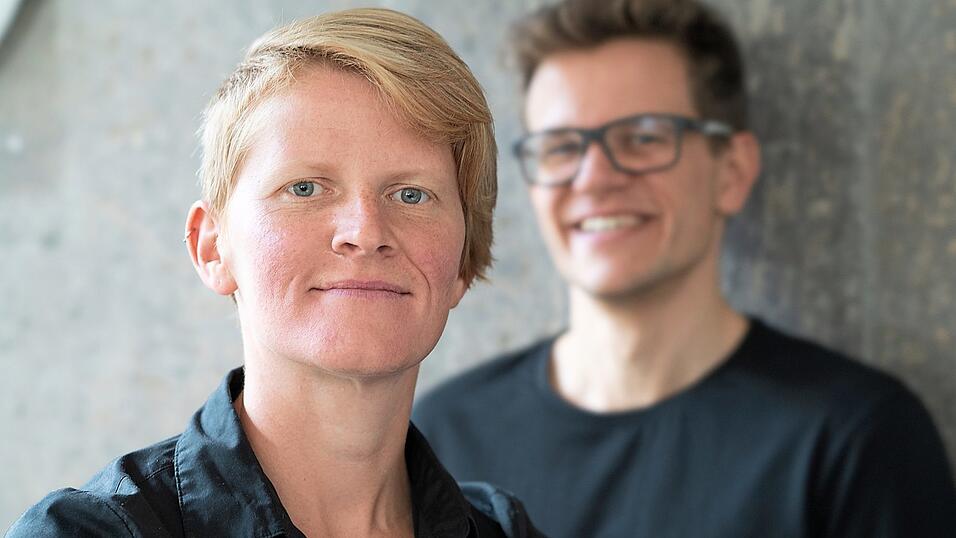 Das Duo 'alles meins deins' möchte am Samstag, 5. September, sein Publikum im Falkensteiner Lokschuppen mit experimenteller Klaviermusik verzaubern. Das Duo 'alles meins deins' möchte am Samstag, 5. September, sein Publikum im Falkensteiner Lokschuppen mit experimenteller Klaviermusik verzaubern.