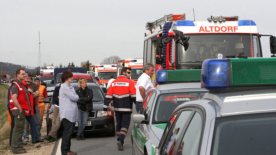 Bei einem Flugzeugabsturz in Ellerm&uuml;hle bei Landshut wurden vier Personen schwer verletzt. (Foto: Christine Vincon)