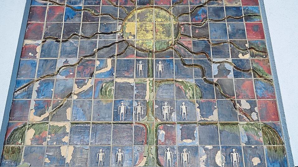 Mit einem modernen Glasbild soll das in die Jahre gekommene Sonnenbild an der Grundschule &uuml;berdeckt werden.