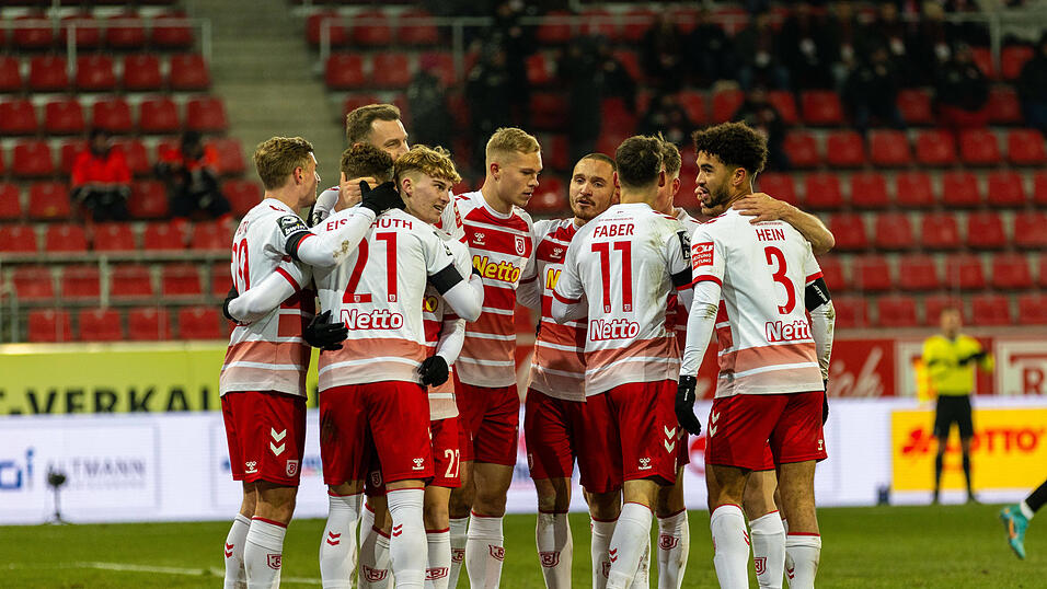 Eingeschworene Truppe: Nach dem Erfolg gegen Freiburg II in der Vorwoche bastelt die Jahn-Elf an diesem Sonntag weiter an ihrer au&szlig;ergew&ouml;hnlichen Siegesserie.