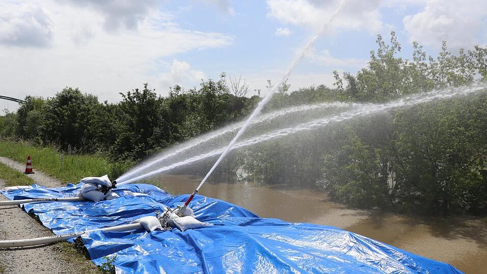 Das Wasser wird durch Schläuche in die Donau geleitet.