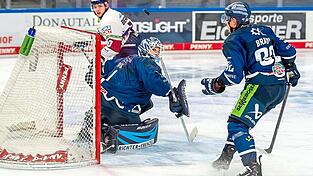 Straubings Florian Bugl und Verteidiger Justin Braun (r.) beobachten nach einem Save des Torhüters die Flugbahn des Pucks. Anders als der Berliner Lean Bergmann (hinten) hoffen sie allerdings, dass die Scheibe nicht reingeht. Auch wenn er das in dieser Situation nicht tut, siegen die Berliner am Ende doch mit 4:3.