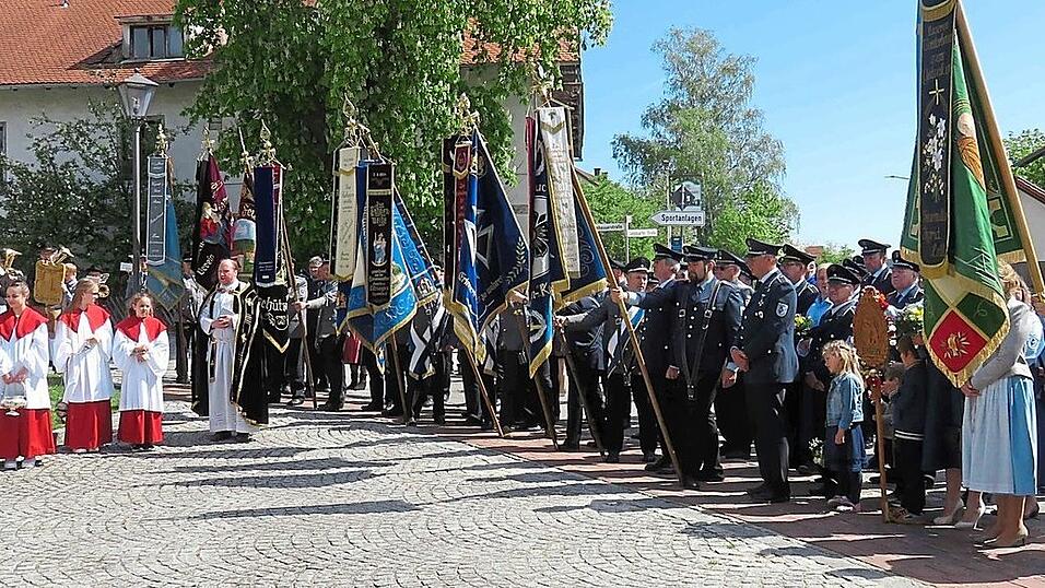 Die KSK und die Ortsvereine beim Festakt vor dem Kriegerdenkmal. Die KSK und die Ortsvereine beim Festakt vor dem Kriegerdenkmal.