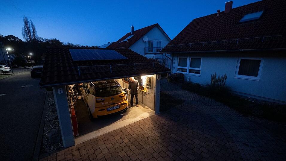 In der eigenen Garage laden ist vergleichsweise einfach. (Archivbild) In der eigenen Garage laden ist vergleichsweise einfach. (Archivbild)