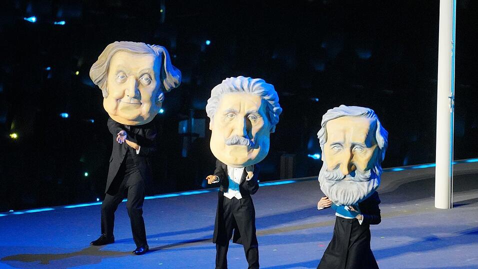 Tänzer mit Masken würdigten die italienischen Komponisten Giuseppe Verdi, Giacomo Puccini und Gioachino Rossini. Tänzer mit Masken würdigten die italienischen Komponisten Giuseppe Verdi, Giacomo Puccini und Gioachino Rossini.