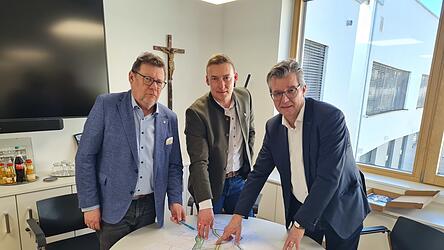 Bauverwaltungsamtsleiter Eugen Grimm, Augustiner-Depotleiter Andreas Hartl und B&uuml;rgermeister Hans Schmalhofer (v.l.).