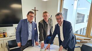 Bauverwaltungsamtsleiter Eugen Grimm, Augustiner-Depotleiter Andreas Hartl und B&uuml;rgermeister Hans Schmalhofer (v.l.).