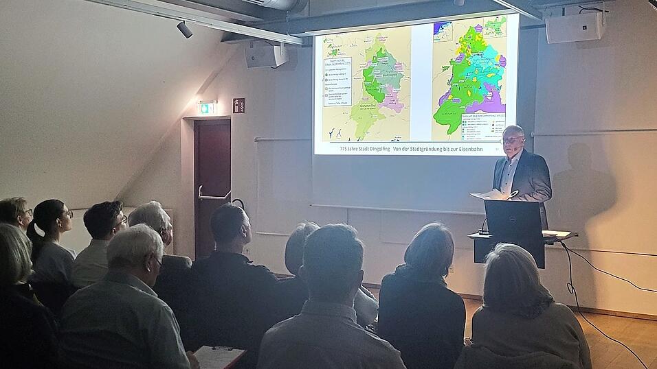 Anschaulich brachte Hans Schmid die Stadtgeschichte näher. Anschaulich brachte Hans Schmid die Stadtgeschichte näher.