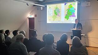 Anschaulich brachte Hans Schmid die Stadtgeschichte näher. Anschaulich brachte Hans Schmid die Stadtgeschichte näher.