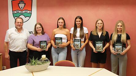 B&uuml;rgermeister Hans Eichstetter mit den Geehrten Verena Eichstetter, Emma Gschwendtner, Maria Gitterer, Corinna Tischner und Celina Vogl (von links)