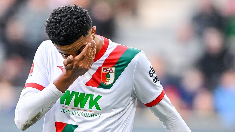 Pure Enttäuschung: Augsburgs junger Abwehrspieler Noahkai Banks. Pure Enttäuschung: Augsburgs junger Abwehrspieler Noahkai Banks.