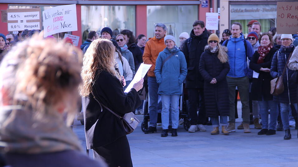 Kreative Schilder machen auf ein ernstes Thema aufmerksam: Viele Therapeuten besorgt die K&uuml;rzung der Honorare. Es sei ein fatales Signal.