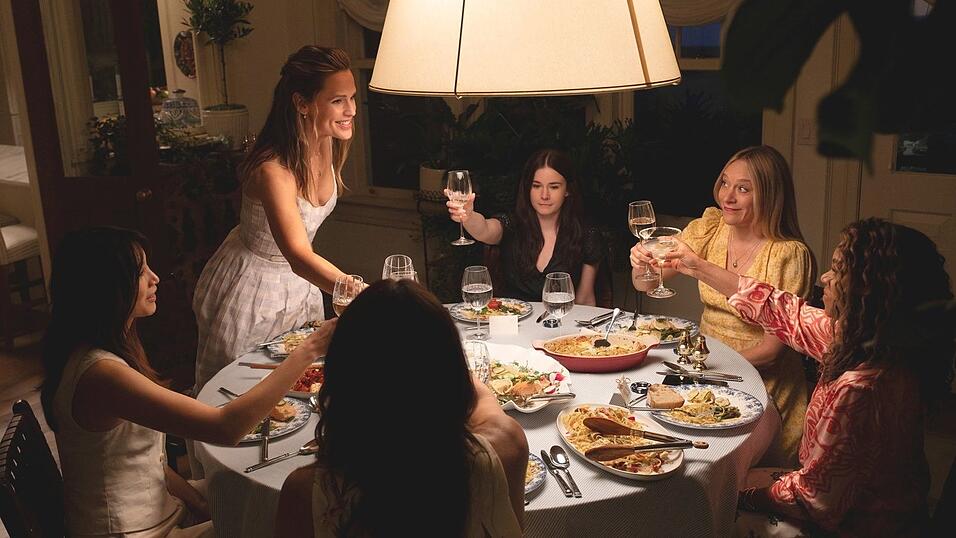 Links nach rechts: Gemma Chan als Gigi, Jennifer Garner als Hollis, Harlow Jane als Caroline, Chlo&euml; Sevigny als Tatum und Regina Hall als Dru-Ann in einer Szene aus &laquo;The Five-Star Weekend&raquo;. Die achtteilige TV-Serie ist ab 25. Juli bei Sky zu sehen.