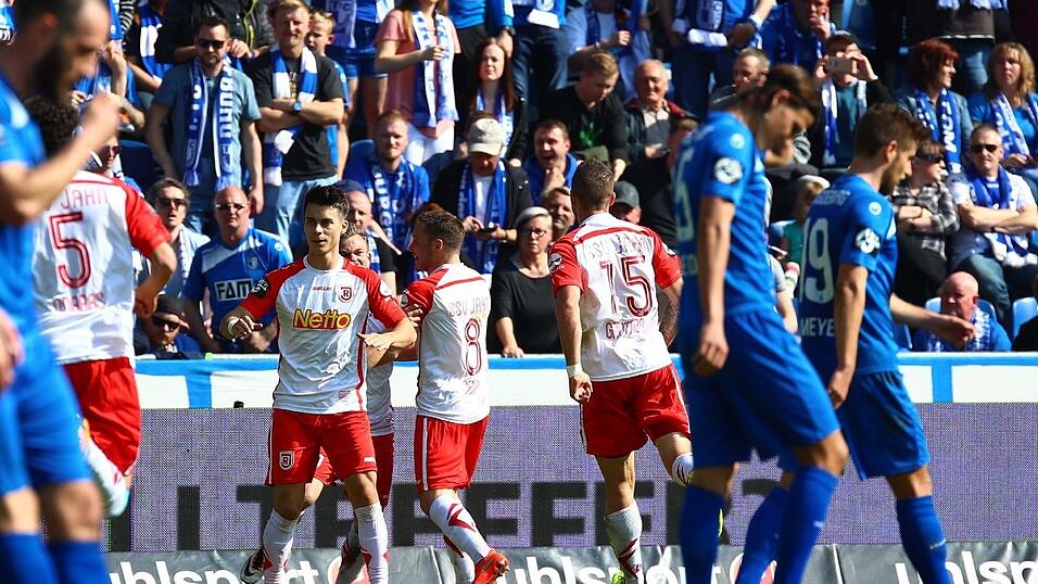 Jahn Regensburg hat auch das Drittliga-Spitzenspiel beim 1. FC Magdeburg gewonnen.