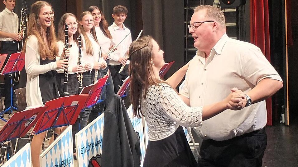 Klaus Fischer wagte sogar ein Tänzchen auf der Bühne. Klaus Fischer wagte sogar ein Tänzchen auf der Bühne.