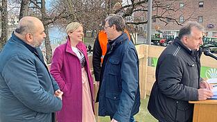 Georg Sachsenhauser (rechts), Landshuts Kreisobmann beim Bayerischen Bauernverband, auf dem Demowagen mit dem Bundesvorsitzenden der Gr&uuml;nen, Omid Nouripour (von links), Katharina Schulze, Fraktionsvorsitzende der Gr&uuml;nen im Landtag, und dem BBV-Pr&auml;sidenten Siegfried J&auml;ger.