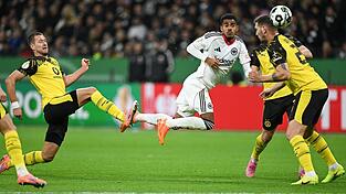 Eintracht Frankfurt und Borussia Dortmund lieferten sich einen Pokal-Fight. Eintracht Frankfurt und Borussia Dortmund lieferten sich einen Pokal-Fight.