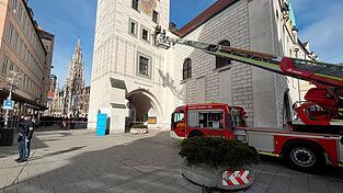 Nach der Rettung mit der Drehleiter kam der Mann in eine Klinik.