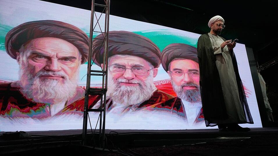 Ein iranischer Geistlicher während einer regierungsfreundlichen Versammlung in Teheran. Ein iranischer Geistlicher während einer regierungsfreundlichen Versammlung in Teheran.