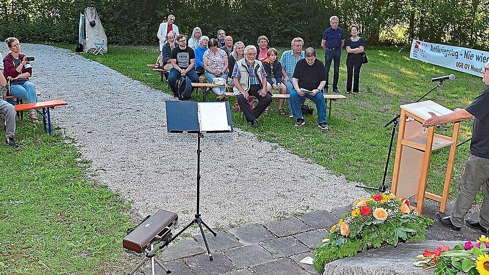 Rund 40 Leute waren zum Antikriegstag am 1. September vom DGB-Kreisverband nach Oberreit bei Moosburg gekommen.