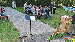 Rund 40 Leute waren zum Antikriegstag am 1. September vom DGB-Kreisverband nach Oberreit bei Moosburg gekommen.