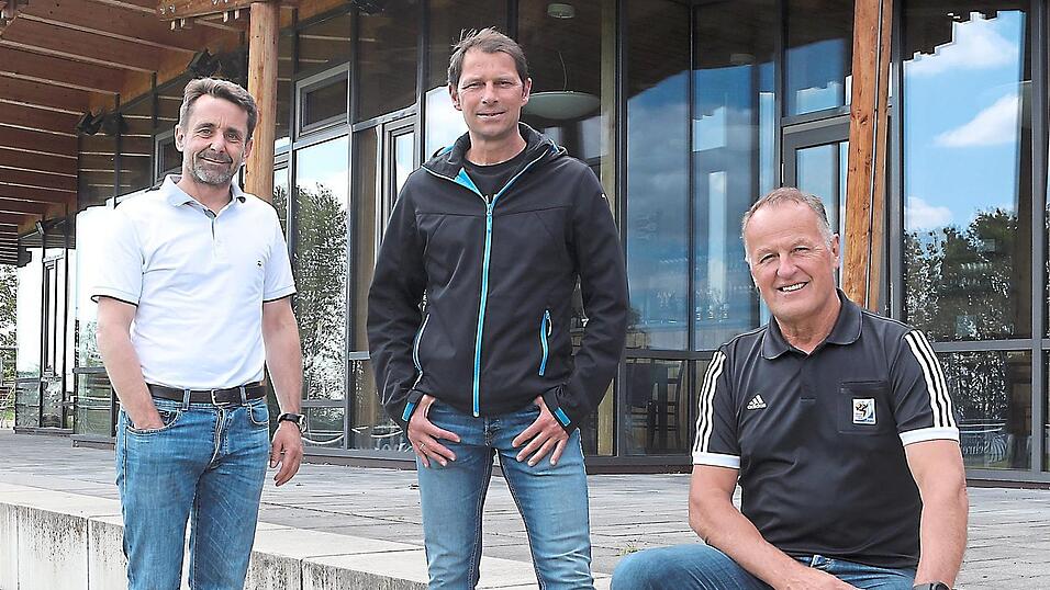 TRIO MIT VISION: F&uuml;r den 3. Vorsitzenden des SC Landshut-Berg, Karl-Heinz Brunner (von links), Trainer Alexander Kutschera sowie den sportlichen Leiter Hartmut Adam ist die Marschrichtung ab der kommenden Saison ganz klar: so schnell wie m&ouml;glich nach oben.