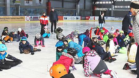 Michaela Steer-Fauser &uuml;bte mit den Kindern das richtige Aufstehen.