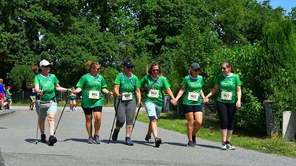 Hand in Hand motivierten sich diese Walkerinnen gegenseitig. Hand in Hand motivierten sich diese Walkerinnen gegenseitig.
