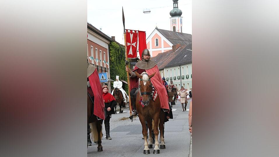 Die schönsten Augenblicke des historischen Drachenstich-Festzuges 2016. Die schönsten Augenblicke des historischen Drachenstich-Festzuges 2016.